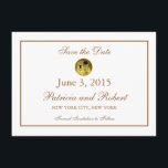 Reserve A Data O Casamento de Klimt Gustav | Salvar a data<br><div class="desc">Este elegante cartão Save the Date faz parte de toda a suíte de casamento de convite, selo postal, guarde o selo postal, os cartões postais, os cartões de mesa, o RSVP e mais para a noiva e o noivo sob o The Kiss de Gustav Klimt em Temas de Casamento. Esta...</div>