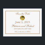 Reserve A Data O Casamento de Klimt Gustav | Salvar a data<br><div class="desc">Este elegante cartão Save the Date faz parte de toda a suíte de casamento de convite, selo postal, guarde o selo postal, os cartões postais, os cartões de mesa, o RSVP e mais para a noiva e o noivo sob o The Kiss de Gustav Klimt em Temas de Casamento. Esta...</div>