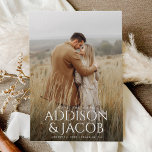 Reserve A Data Orçamento Moderno Simples Tipo Nomes Foto Casament<br><div class="desc">Orçamento Moderno Simples Tipo Nomes Foto Casamento Save the Date exibe sua foto de noivado em tamanho real para anunciar seu casamento próximo. A tipografia moderna cria um convite elegante e minimalista.</div>