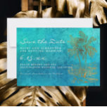 Reserve A Data Palma Tropical Dourada de Teal Salve Nosso Casamen<br><div class="desc">Casamento de praia ou de destino tropical Salve nossos cartões de data com uma palmeira de ouro cintilante em um fundo verde de estilo grunge. Personalize com seu próprio texto. Entre em contato conosco para obter ajuda com a personalização ou para solicitar produtos correspondentes.</div>