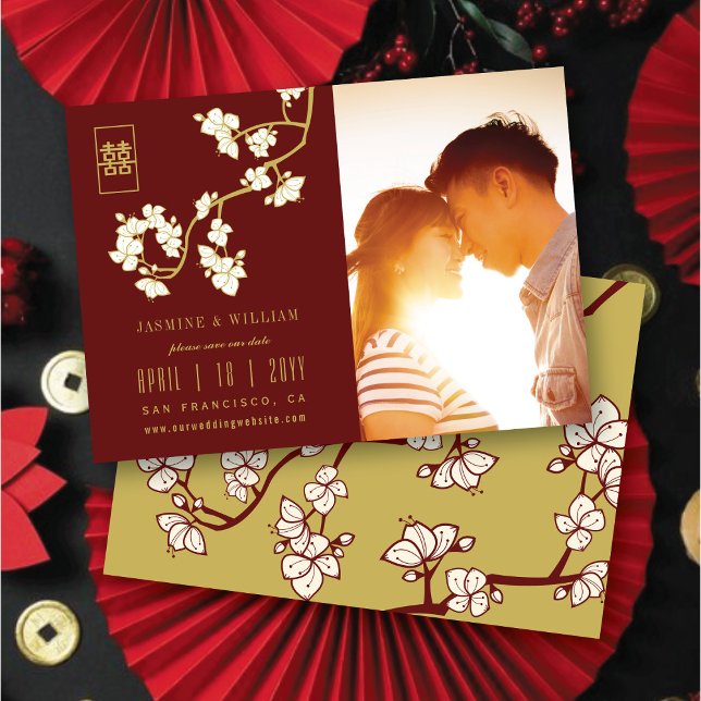 Reserve A Data Peach Blossoms Double Feliness Foto em Chinês Verm (Burgundy Red/Gold Peach/Plum Blossoms Double Happiness Chic Chinese Wedding Save The Date Postcard)