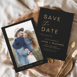 Reserve A Data Preto Dourado Salve a data Foto minimalista Elegan<br><div class="desc">Casamento Dourado e preto Salve os Cartões de Data que têm uma foto na frente. Os Cartões salve a data contêm uma moderna tipografia cursiva escrita escrita escrita escrita escrita escrita escrita escrita que é elegante, simples e moderna a ser usada depois da simples celebração do dia de casamento minimalista....</div>