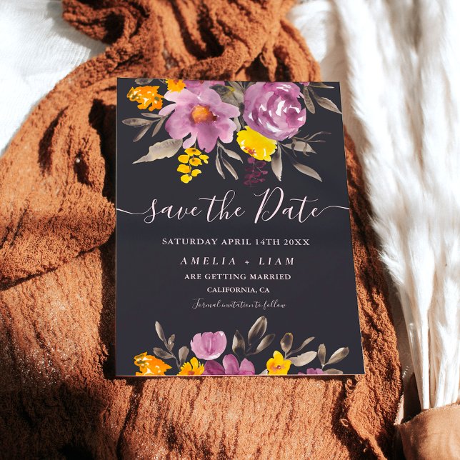 Reserve A Data Púrpura floral de inverno queda elegante (Elegant fall winter purple floral save the date on dark off black)