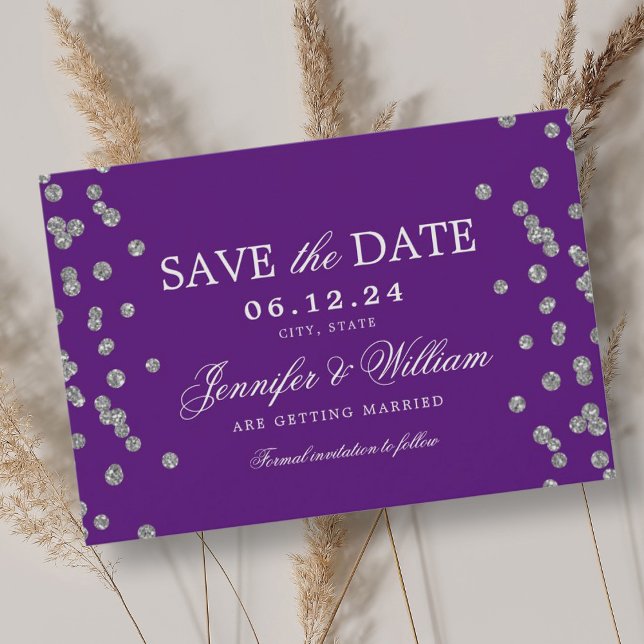 Reserve A Data Púrpura Silver Confetti Silver Casamento Elegante (Elegant Script Wedding Silver Confetti Purple Save The Date)