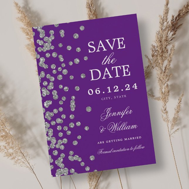 Reserve A Data Púrpura Silver Confetti Silver Casamento Elegante (Elegant Script Wedding Silver Confetti Purple Save The Date)