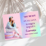 Reserve A Data Quinceanera - Fotografia púrpura, holográfica, ros<br><div class="desc">Um moderno e elegante Salve a Data para uma Quinceañera. Fundo holográfico,  cor-de-rosa,  verde-hortelã. Personalize e adicione uma foto,  data e nome.</div>