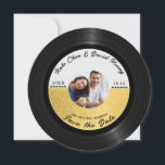 Reserve A Data Registro de vinil retrô Foto Salvar Data QR Código<br><div class="desc">Este eterno clássico em ouro, branco e preto é perfeito para suas necessidades de casamento ou outros eventos. Todo o texto padrão pode ser totalmente personalizado com seu texto, e você também pode alterar as fontes, os tamanhos e as cores. A imagem de exemplo é para você substituí-la pela sua...</div>