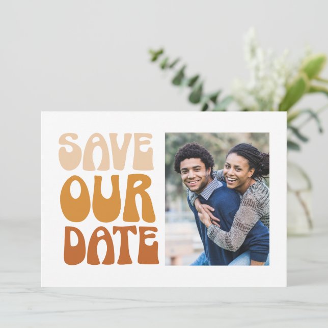 Reserve A Data Retrô Anos 70 Bege Marrom Foto Casamento Boho (Em pé/Frente)