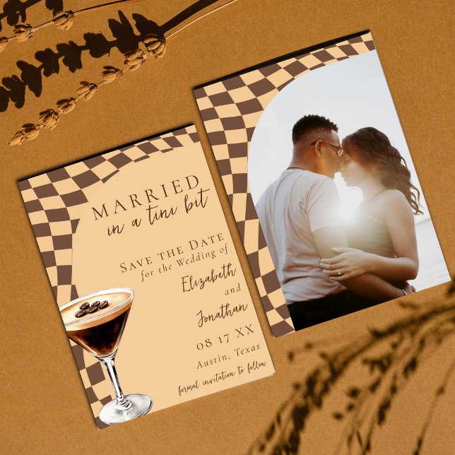 Reserve A Data Retrô Marrom Bege Espresso Martini Foto Casamento (Criador carregado)