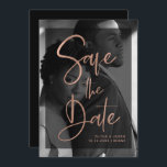 Reserve A Data Rosa Dourado Moderno e Sobreposição Preta | Foto<br><div class="desc">Esses cartões modernos e elegantes de 'save the date' para casamento apresentam sua própria foto pessoal cobrindo completamente o fundo. Uma sobreposição preta translúcida contém tipografia de roteiro moderno em rosa dourado falso, e há mais espaço para suas informações no verso do cartão. Um visual glamoroso e sofisticado que seus...</div>