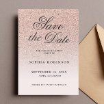 Reserve A Data Rosa Elegante moderno Dourado Salve a Graduação de<br><div class="desc">O moderno e elegante script ombre,  cor-de-rosa-pincel,  rosa dourado,  salva a festa de formatura da placa de data com caligrafia negra moderna. Na moda e design personalizado exclusivo.</div>