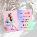 Reserve A Data Roteiro fotográfico roxo holográfico cor-de-rosa S<br><div class="desc">Um moderno e elegante Salve a Data para um Doce 16. Fundo holográfico,  cor-de-rosa,  verde-hortelã. Personalize e adicione uma foto,  data e nome.</div>