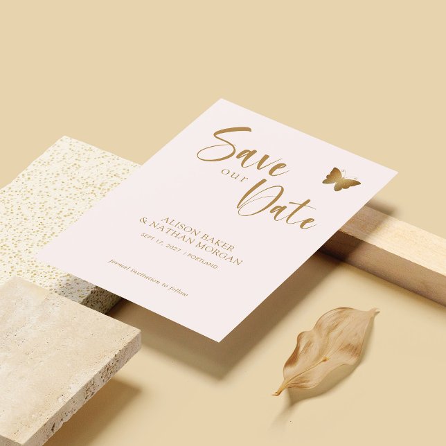 Reserve A Data Roxo Bege & Dourado com Borboleta de Brilho (Personalized Blush Pink & Gold Script with Glitter Butterfly Save The Date)