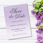 Reserve A Data Roxo Elegante Moderno Salve a Quinceanera<br><div class="desc">Um roteiro moderno e elegante de brilho violeta violeta e lavanda roxa economiza o cartão quinceanera com caligrafia negra moderna. Na moda e design personalizado exclusivo.</div>