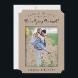 Reserve A Data Rustic Country Kraft | Foto personalizada Salvar a<br><div class="desc">Rustic Country Kraft | Cartões salve a data de fotos personalizadas</div>