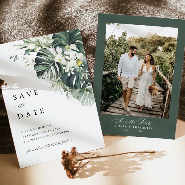Reserve A Data Sage Verde Tropical Monstera Foto Costas Casamento (Tropical photo save the date sage green monstera wedding suite with couple photo card destination)