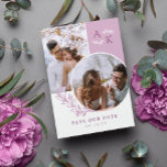 Reserve A Data Salvar a Data com Fotos Sobrepostas de Verde Musgo<br><div class="desc">Cartão de salvar a data de dois lados em branco e cor de rosa com suas iniciais, fotos sobrepostas e verde com fontes limpas e elegantes. Cartão de salvar a data com foto com um design moderno personalizado com seu monograma e fotos, duas de um lado e uma do outro....</div>
