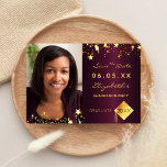 Reserve A Data Salvar a foto da burgundy da festa de formatura de<br><div class="desc">Uma foto Salve o cartão de data de uma festa de formatura. Na frente: adicione sua própria foto vertical do formando. Um fundo de gradiente arrojado, decorado com estrelas douradas falsas. Personalize e adicione um nome e data. O nome e o texto: Salvar a Data são escritos com um script...</div>
