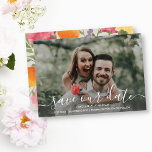 Reserve A Data Salvar as flores de aquarela pintadas à mão de fot<br><div class="desc">Mande o seu casamento guardar as datas em estilo com este belo cartão com a sua fotografia e uma bela letra branca na frente. A parte de trás apresenta os detalhes da data, cercados por um quadro de flor de cor d'água pintado manualmente. Moderno e moderno, mas elegante e clássico...</div>