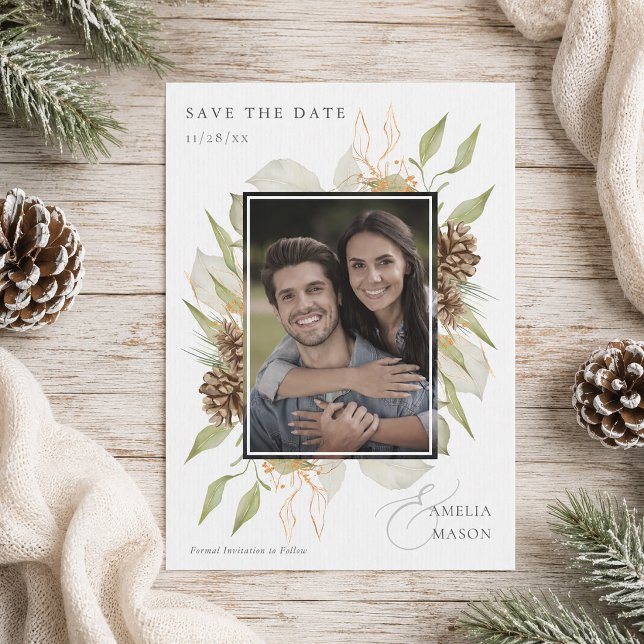 Reserve A Data Salvar Data de Fotografia de Vegetação de Pinha Rú (Rustic Pinecone Greenery Photo Save the Date)