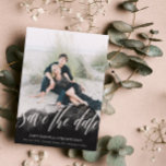 Reserve A Data Salvar data em foto dupla face com sobreposição de<br><div class="desc">Lindo e único cartão de salvar data com uma sobreposição de gaze preta e o texto 'save the date' recortado para que sua foto apareça através dele em uma linda escrita espiralada. Adicione outra foto no verso junto com os detalhes do seu casamento.</div>