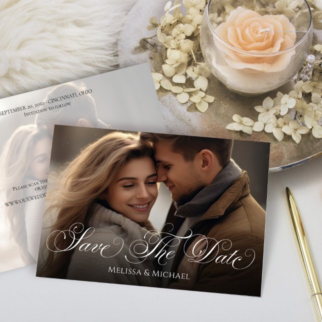 Reserve A Data Salvar o script de caligrafia da classe de foto de (Elegant calligraphy script Save the Date photo card with a Scannable QR Code.)
