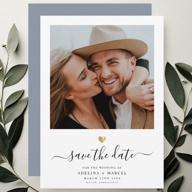 Reserve A Data Script Azul Dourado Mínimo Moderno e Simples (A "Save the Date" card for a wedding surrounded by elegant green leaves.)