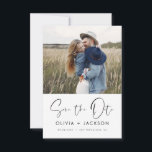 Reserve A Data Script de Foto Branco com Letra à Mão Salve a Data<br><div class="desc">Cartão de casamento moderno e elegante para salvar a data com foto. O cartão de convite para salvar a data inclui tipografia branca com letra à mão e design simples e sofisticado em um fundo branco onde você pode adicionar a foto do seu noivado personalizada.</div>