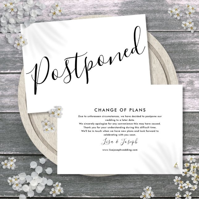 Reserve A Data Script Elegante Adiado Preto e Branco Simples (Simple Black and White Postponed Elegant Script Save The Date)