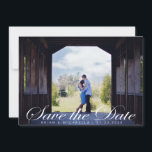 Reserve A Data Script Elegante Românico ⎥ Foto Salvar A Data<br><div class="desc">Uma visão moderna completa com uma foto, salve o cartão de data. Sua foto personalizada que preenche a frente com uma fonte personalizada romanticamente elegante para "salvar a data" com a fonte sans serif em monogramas e data. A parte traseira tem um fundo branco apagado com traçados de pincel de...</div>