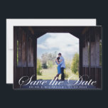 Reserve A Data Script Elegante Românico ⎥ Foto Salvar A Data<br><div class="desc">Uma visão moderna completa com uma foto, salve o cartão de data. Sua foto personalizada que preenche a frente com uma fonte personalizada romanticamente elegante para "salvar a data" com a fonte sans serif em monogramas e data. A parte traseira tem um fundo branco apagado com traçados de pincel de...</div>