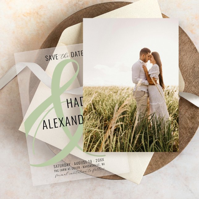 Reserve A Data Simples e Moderno Casamento de Foto Verde do SAGE (Simple photo underlay card for modern sage green bold ampersand vellum overlay wedding save the date)