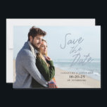 Reserve A Data Simples Manuscrito Salvar a Data Foto Horizontal<br><div class="desc">Essa placa moderna horizontal para salvar a data apresenta um quadro fotográfico que preenche a parte frontal da placa. "Save the Date" (Salvar a data) é exibido em um texto manuscrito de na moda sobre a parte superior da foto. A parte de trás oferece texto personalizado para o seu site...</div>