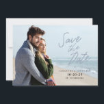 Reserve A Data Simples Manuscrito Salvar a Data Foto Horizontal<br><div class="desc">Essa placa moderna horizontal para salvar a data apresenta um quadro fotográfico que preenche a parte frontal da placa. "Save the Date" (Salvar a data) é exibido em um texto manuscrito de na moda sobre a parte superior da foto. A parte de trás oferece texto personalizado para o seu site...</div>