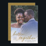 Reserve A Data Simplesmente Melhor Juntar Foto De Cheio De Script<br><div class="desc">Esta foto de na moda Salve a data da placa sem formatação apresenta tipografia manuscrita, leitura, "melhor juntos" sobre um modelo de foto sangrada de cheio. Uma camada branca na parte inferior da placa permite que o texto se destaque sobre quase qualquer foto! A parte traseira da placa contém um...</div>