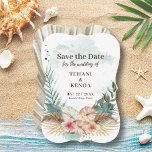 Reserve A Data Tahiti | Folhas de Palma de Aquarela Tropical e Fl<br><div class="desc">A ilha inspirou "Salvar o Cartão de Data" apresenta um arranjo de flores de hibisco, flamingo e jasmim, e folhas de palma com um fundo aqua azul de lavagem de água. O verso é uma folha de palma de um abstrato em tons de bege caquiano e esticada. Perfeito para praia,...</div>