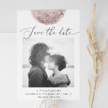 Reserve A Data Tinta Rosa Mística da Lua | Casamento com Letra El<br><div class="desc">Traga um toque de misticismo e elegância para o anúncio do seu casamento com este cartão de "save the date" de tema celestial. Com um design de lua cheia suave e uma tipografia de roteiro delicada e graciosa, este cartão é perfeito para casais que se sentem atraídos por estéticas espirituais,...</div>