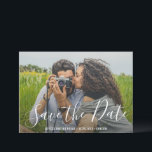 Reserve A Data Tipografia de Letra Elegante para Casamento Modern<br><div class="desc">Cartão de Casamento Moderno com Foto e Recado para salvar a data,  apresentando um design simples com tipografia de letra elegante sobre sua foto horizontal favorita.  O verso tem duas fotos quadradas junto com sua mensagem pessoal em preto e branco.</div>