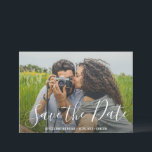 Reserve A Data Tipografia de Letra Elegante para Casamento Modern<br><div class="desc">Cartão de Casamento Moderno com Foto para Guardar a Data com um design simples com tipografia de letra elegante sobre sua foto horizontal favorita.  O verso tem duas fotos quadradas junto com sua mensagem pessoal em preto e branco.</div>