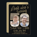 Reserve A Data Veja quem tem 50 fotos Douradas e pretas 2<br><div class="desc">Olha quem faz 50 anos! Convide familiares e amigos para uma próxima comemoração de 50 anos com fotos personalizadas para salvar os convites de festas de data. Imagens e textos neste modelo são simples de personalizar. (DICA DE IMAGEM: Uma maneira fácil de posicionar uma foto exatamente como você deseja é...</div>