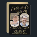 Reserve A Data Veja quem tem 50 fotos Douradas e pretas 2<br><div class="desc">Olha quem faz 50 anos! Convide familiares e amigos para uma próxima comemoração de 50 anos com fotos personalizadas para salvar os convites de festas de data. Imagens e textos neste modelo são simples de personalizar. (DICA DE IMAGEM: Uma maneira fácil de posicionar uma foto exatamente como você deseja é...</div>