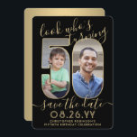 Reserve A Data Veja quem tem 50 fotos em preto e Dourado Festa de<br><div class="desc">Olha quem faz 50 anos! Convide familiares e amigos para uma próxima comemoração de 50 anos com fotos personalizadas para salvar os convites de festas de data. Imagens e textos neste modelo são simples de personalizar. (DICA DE IMAGEM: Uma maneira fácil de posicionar uma foto exatamente como você deseja é...</div>