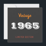 Reserve A Data Vintage 1965 edição limitada 60th Birthday Gift<br><div class="desc">Vintage 1965 Limited Edition 60th Birthday Save-the-Date - Anúncio de Marco Retroativo Celebra um marco importante com talento usando este cartão Vintage 1965 Limited Edition 60th Birthday Save-the-Date. Apresentando a tipografia retrô e elementos clássicos de design, este cartão quadrado (aprox. 5, 25" × 5, 25") oferece nostalgia e elegância para...</div>