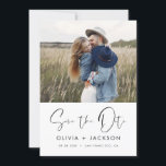 Reserve A Data White com Letra de Mão Salva o Script de Fotografi<br><div class="desc">Foto moderna e elegante Guarde o Cartão de Casamento de Data. O cartão de convite para salvar a data inclui tipografia branca com Mão-esticada e chic e design simples em um fundo branco para o qual você pode adicionar sua fotografia personalizada de noivado.</div>
