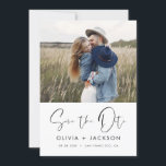 Reserve A Data White com Letra de Mão Salva o Script de Fotografi<br><div class="desc">Foto moderna e elegante Guarde o Cartão de Casamento de Data. O cartão de convite para salvar a data inclui tipografia branca com Mão-esticada e chic e design simples em um fundo branco para o qual você pode adicionar sua fotografia personalizada de noivado.</div>