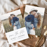 Reserve A Data White com Letra Mão Salva a Foto da Data<br><div class="desc">Foto moderna e elegante Guarde o Cartão de Casamento de Data. O cartão de convite para salvar a data inclui tipografia branca com Mão-esticada e chic e design simples em um fundo branco para o qual você pode adicionar sua fotografia personalizada de noivado.</div>