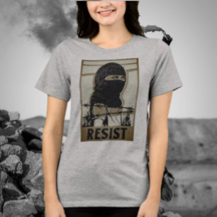 Resistir à mulher na camisa de máscara de esqui