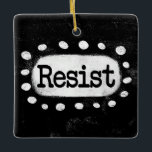 Resistir ao Ornamento<br><div class="desc">O texto em negrito com "Resistir" é centrado sobre um fundo preto. O texto preto se senta em um retângulo branco com grandes pontos brancos texturizados ao seu redor,  fornecendo um contraste lúcido contra o plano de fundo de cor sólida.</div>