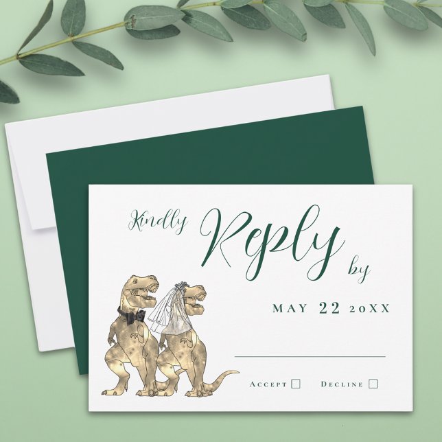 Resposta de Casamento do Tema Dinossauro (Dinosaur theme wedding RSVP card dark green with T-Rex dino bride and groom and elegant script)