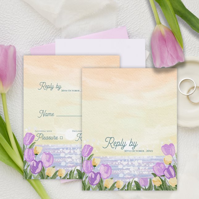 Resposta de Casamento Florais Roxos Pôr do Sol Rom (Romantic Beach Sunset Purple Florals Wedding Reply RSVP Card)